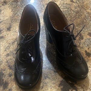 Clarks Black Lace-Up Wingtip Heeled Oxfords
